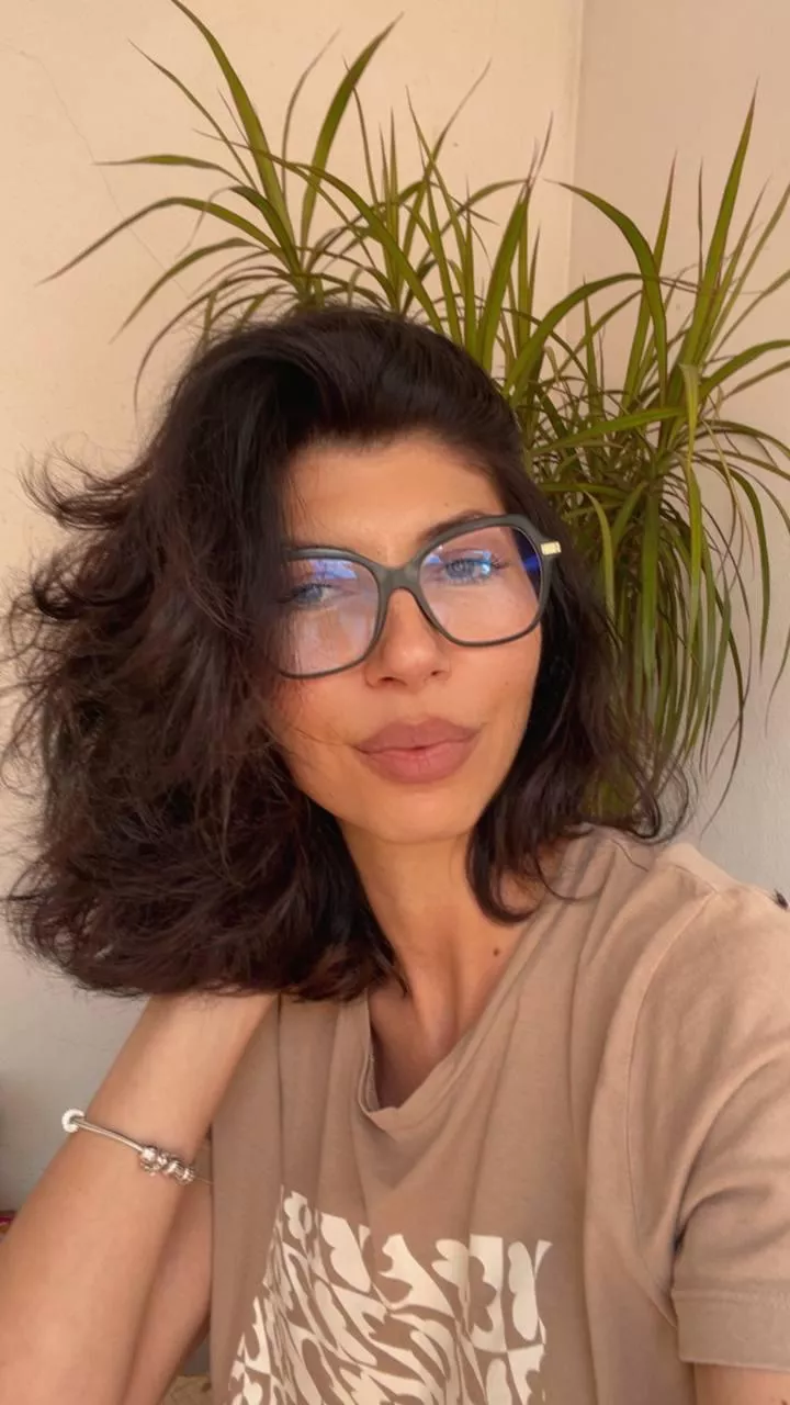 What nickname would u give to a girl like me