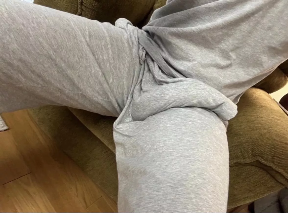 (28) It’s sweatpants season! 