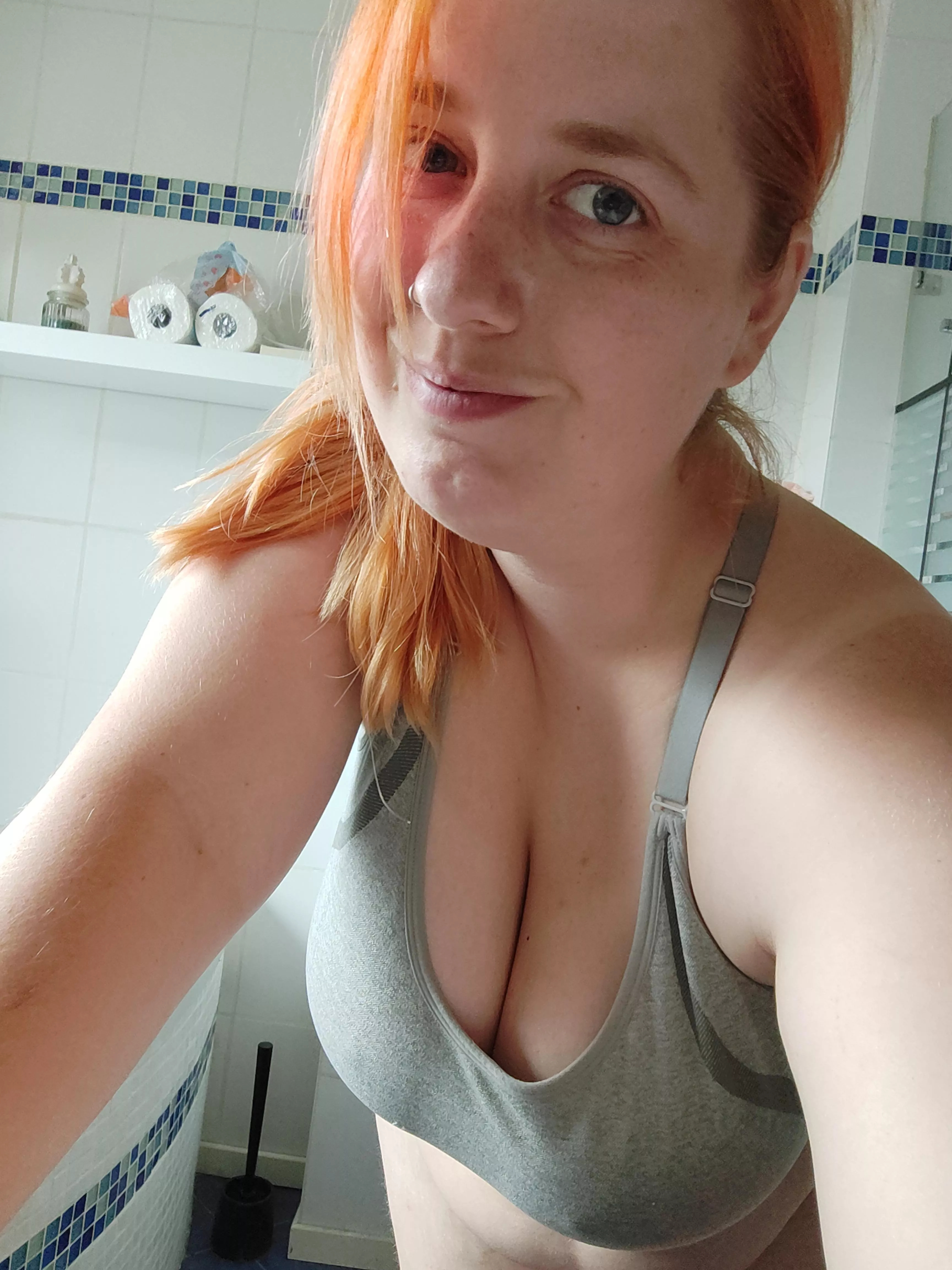 Just some morning cleavage 👅