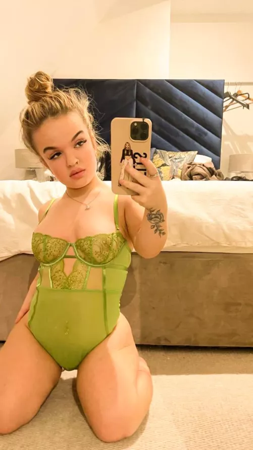 midget girl in the mirror