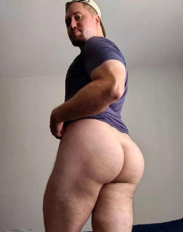 Morning bros, I took this picture after waking up. I think I've been making good progress on the glutes by performing seated-leg squats. I'm going to the gym and then off to work. Working on glutes, arms and shoulders today :) As always, love reading y