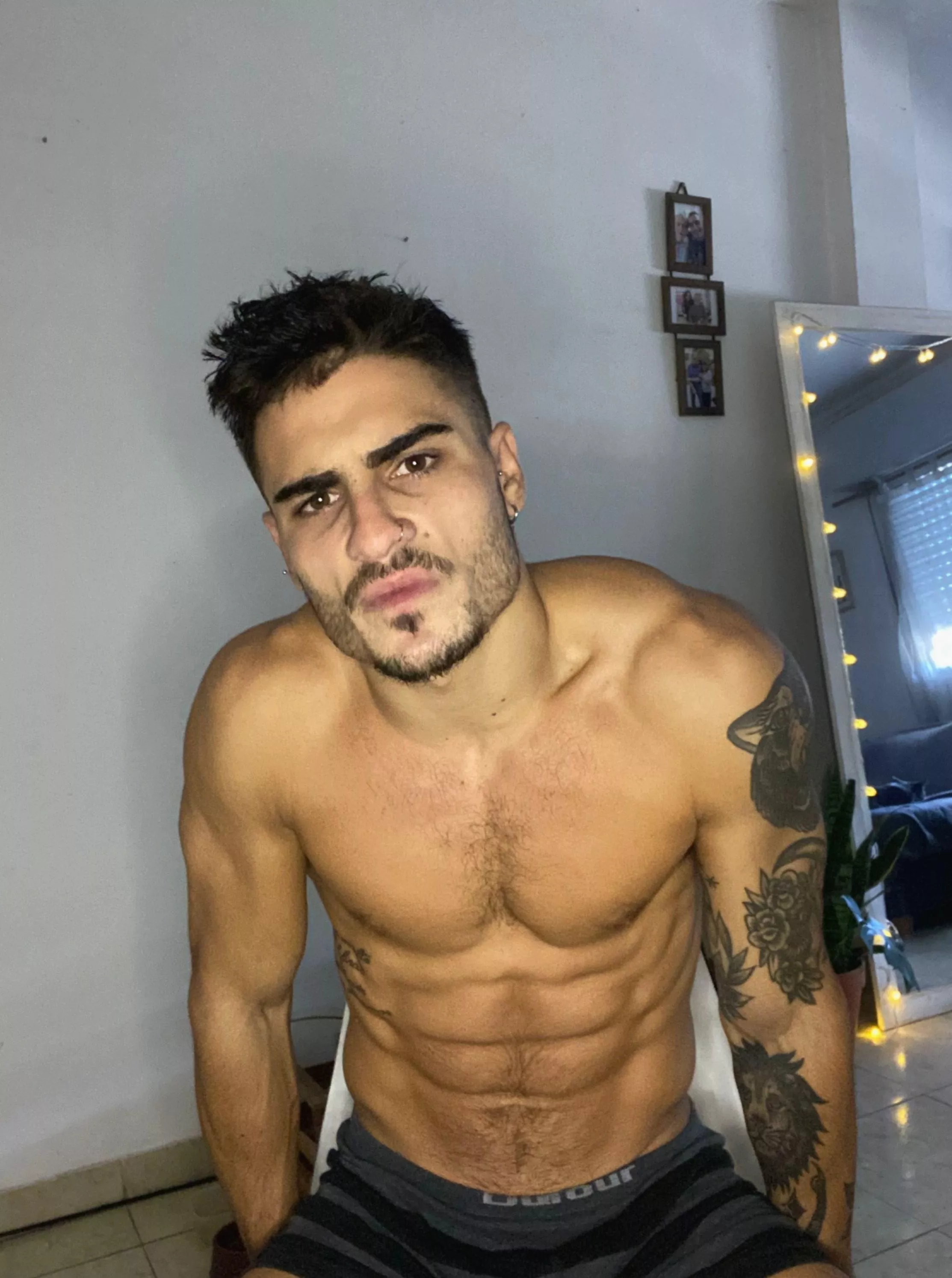 [24] Can you handle this beefy muscles clapping on your face?