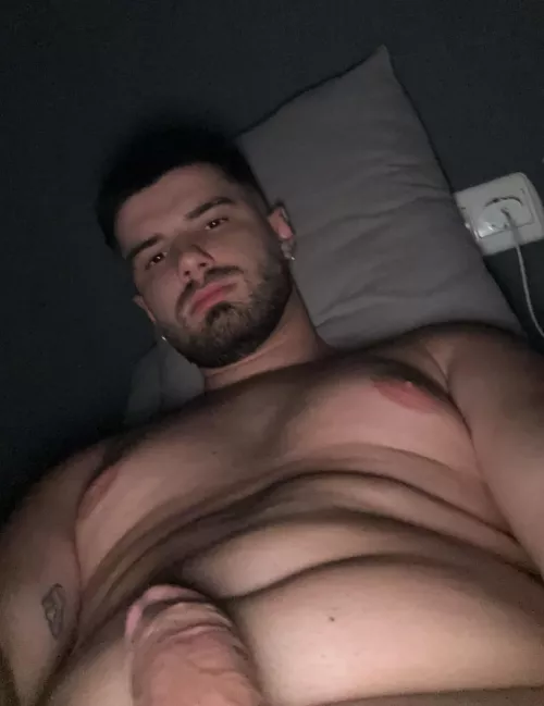 24m bears chubs dadbods hairy guys older the better. sc: imjuliqn