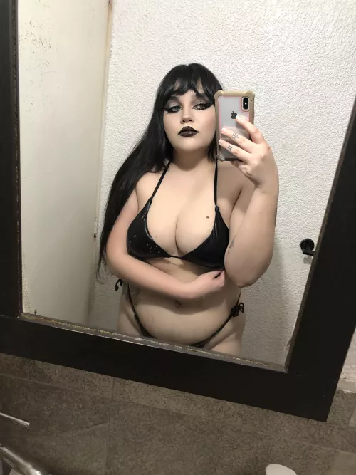 Bend me over and fuck me in front of the mirror 🖤