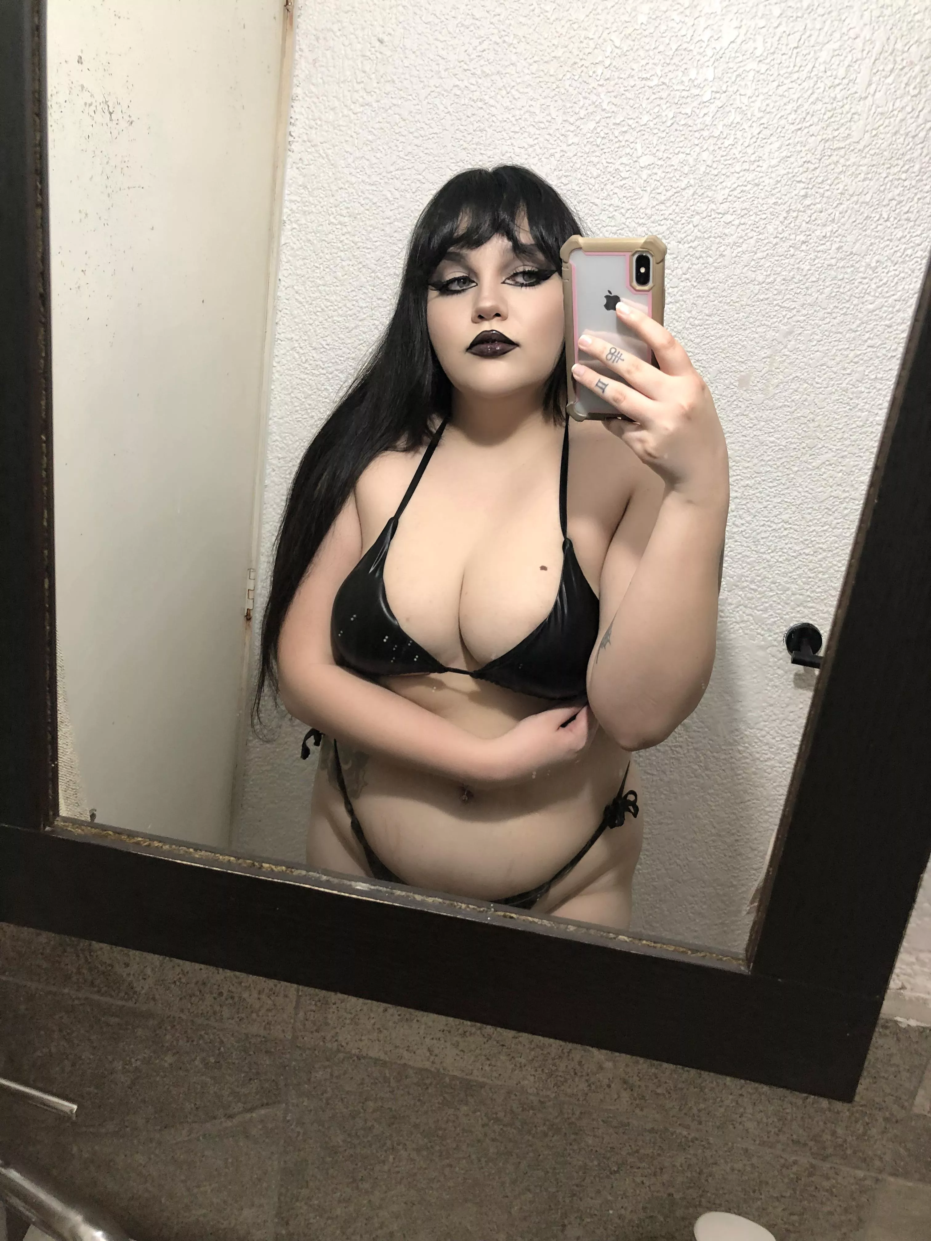 Bend me over and fuck me in front of the mirror 🖤