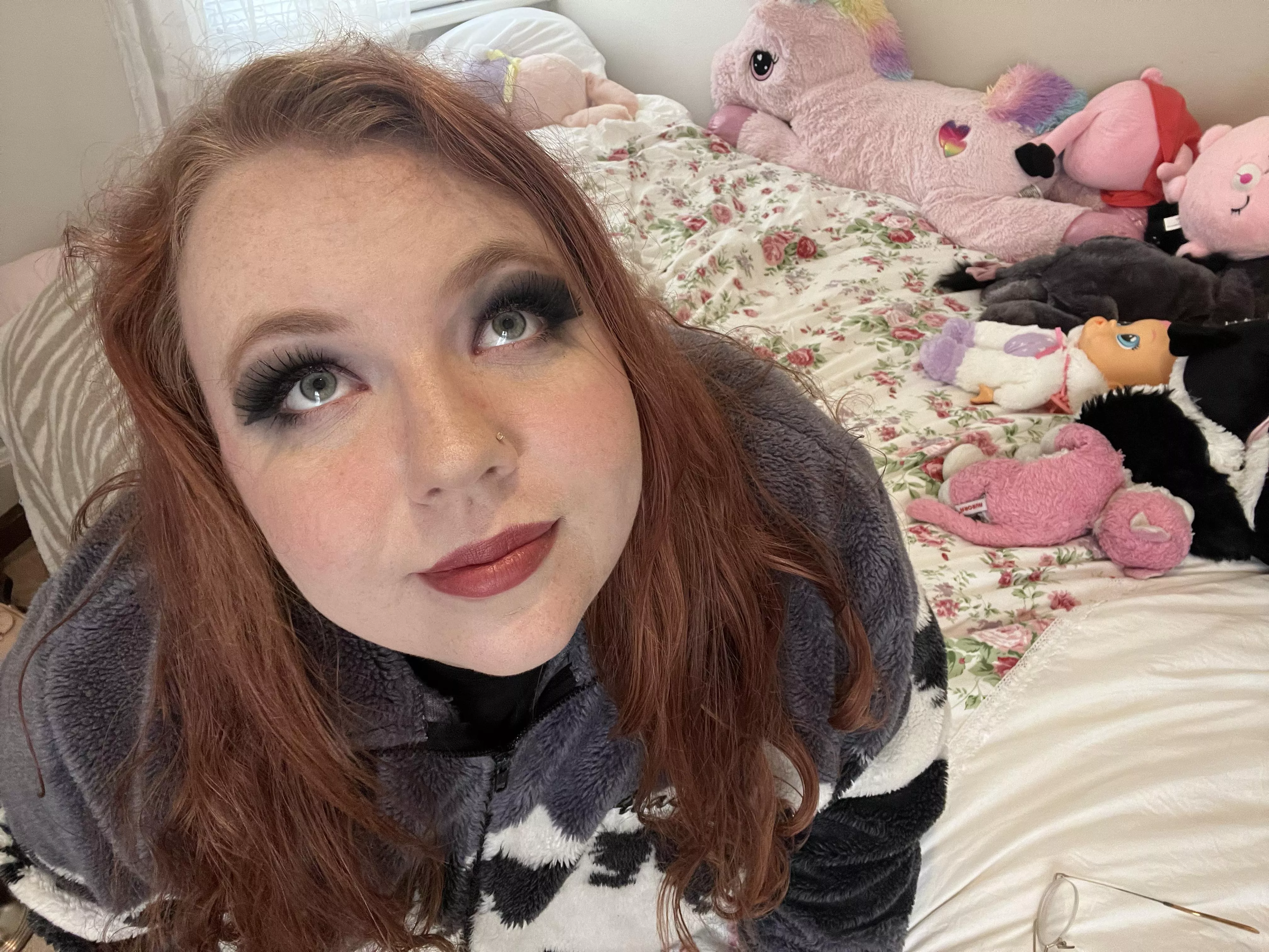 Giving puppy dog eyes to distract from my unmade bed…. Did it work??? 