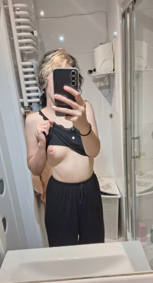 If I was your goth girlfriend I’d let you hold my small waist and fuck my all natural body anytime
