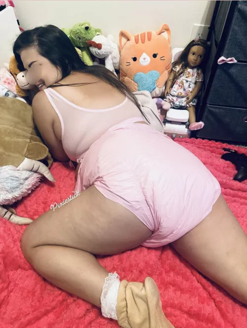 Patiently waiting for my diaper pats as I fill my pampers for you ππππ