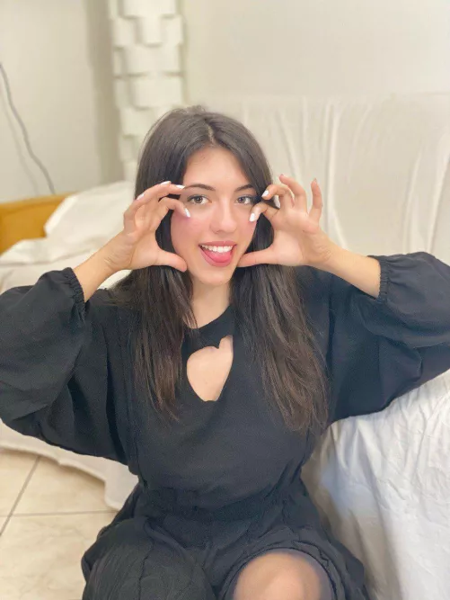 playing shy in black, waiting for ur eyes babe