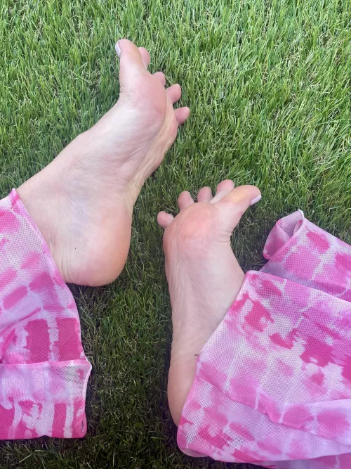 toes in the turf 