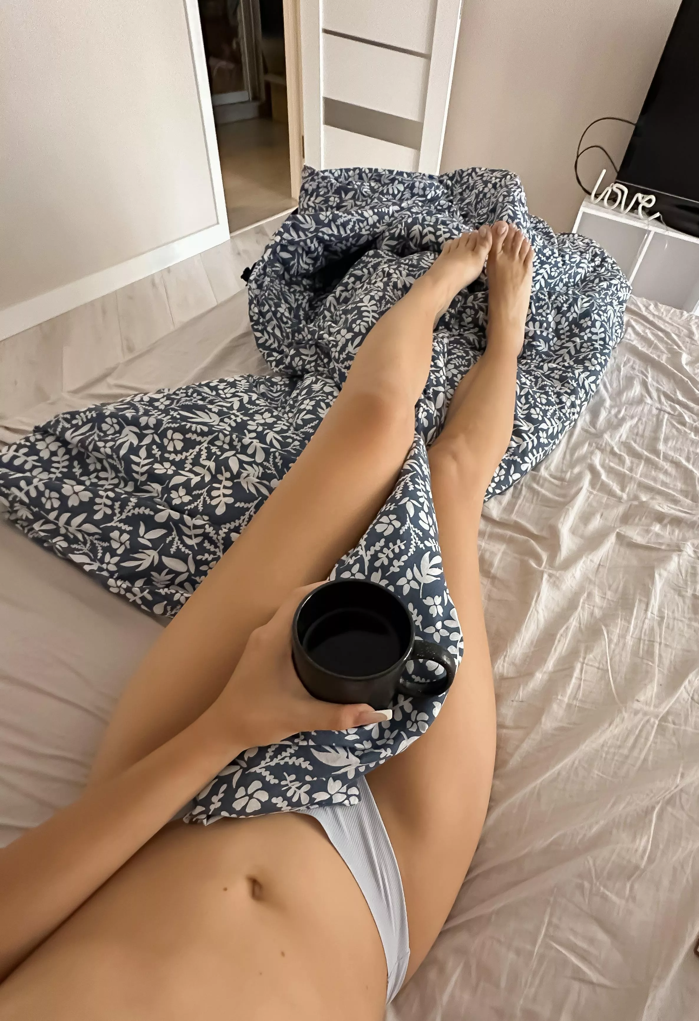 usually i like to lie without panties :)