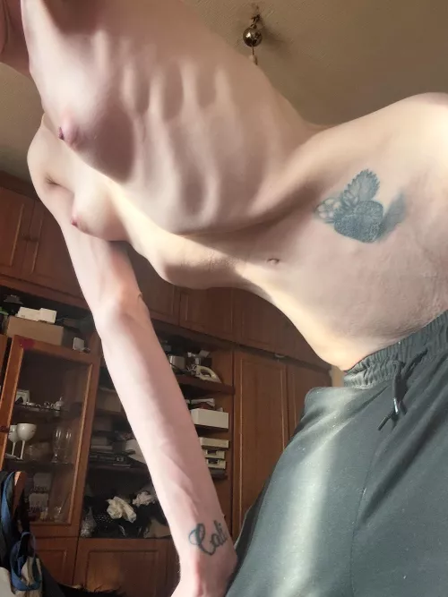 Visible ribs and tiny boobs ❤️