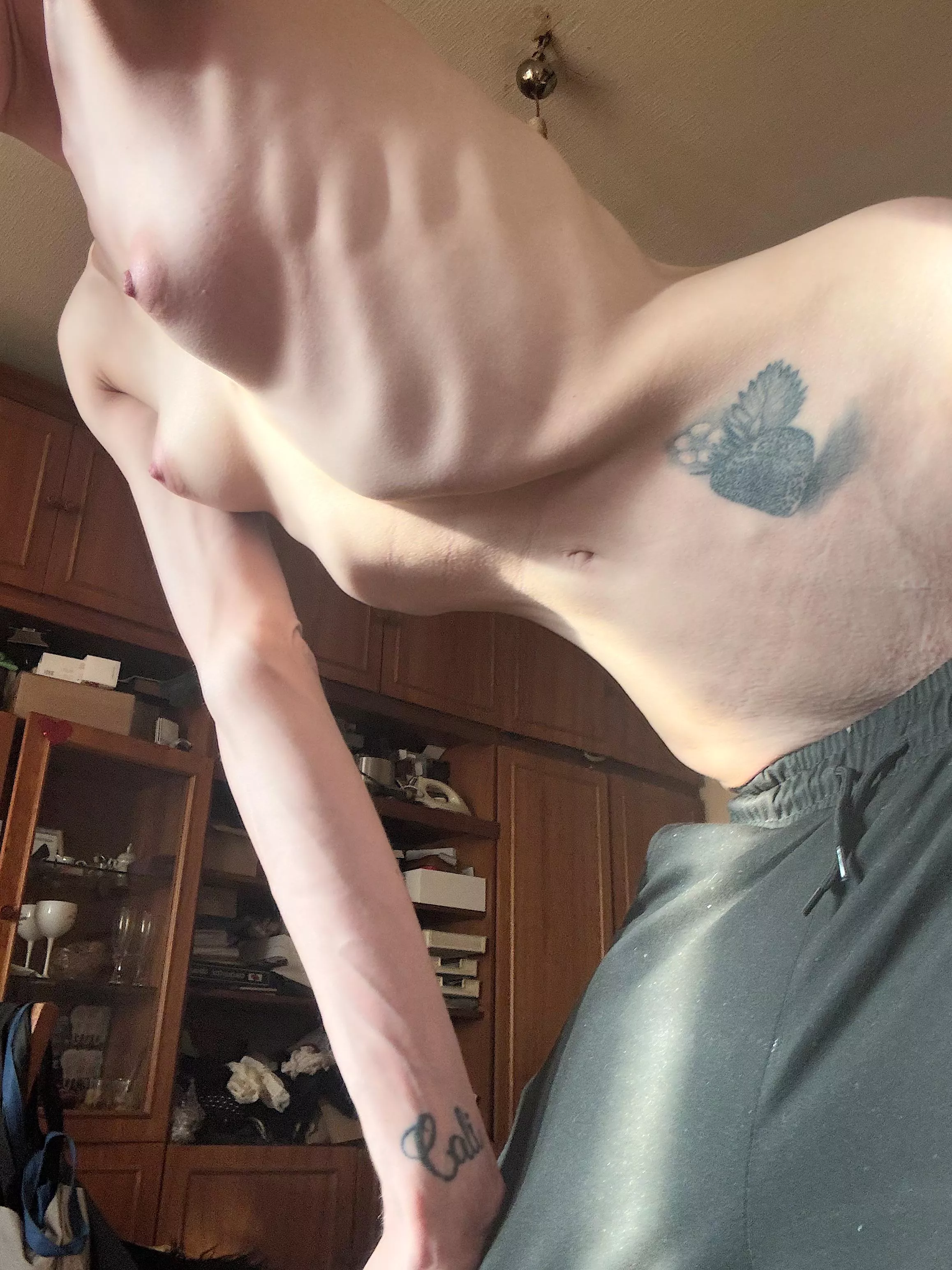 Visible ribs and tiny boobs ❤️