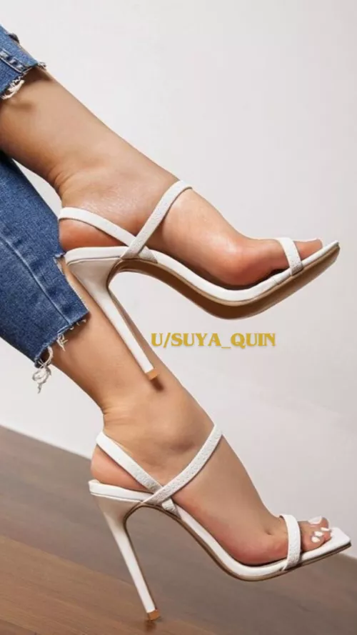 White heels with jeans still look spectacular 🤍