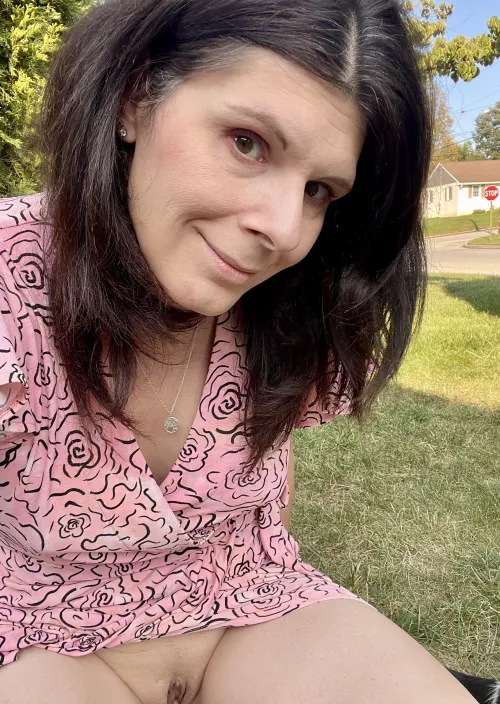 A quick peek near the street (42F) 