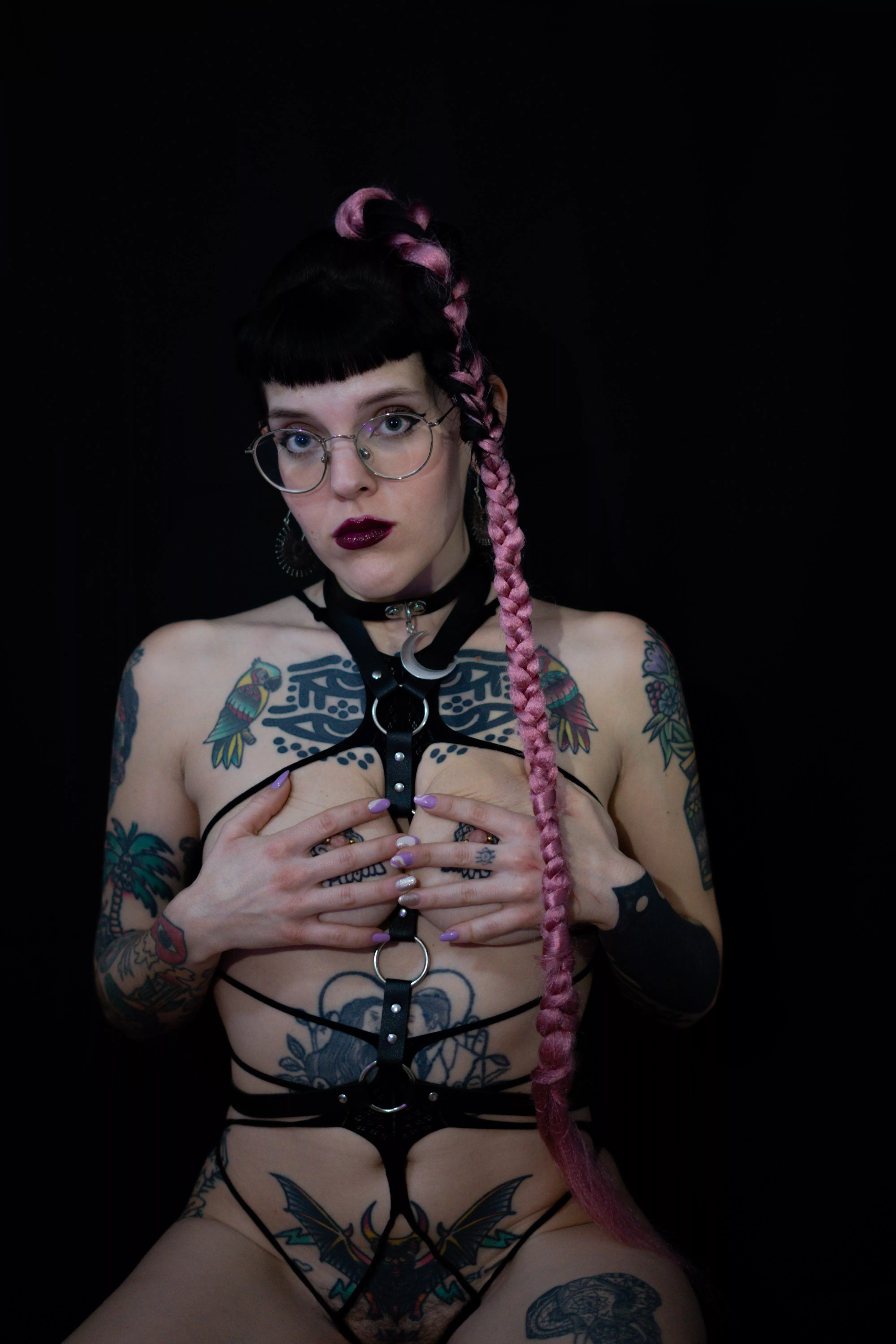 i feel so slutty and dom wearing this outfit