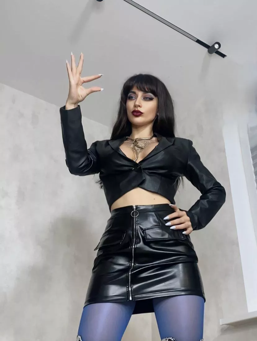 I wonder if this is a good outfit for a first date