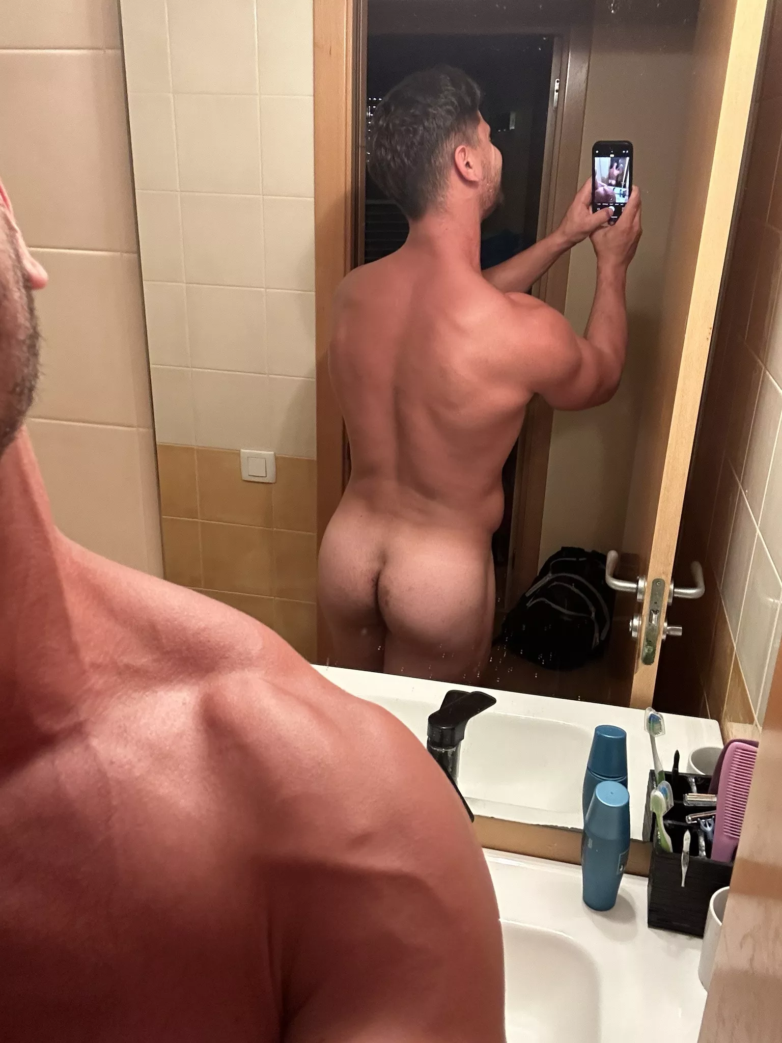 the veins of my shoulders or my hairy booty?🍑🤭