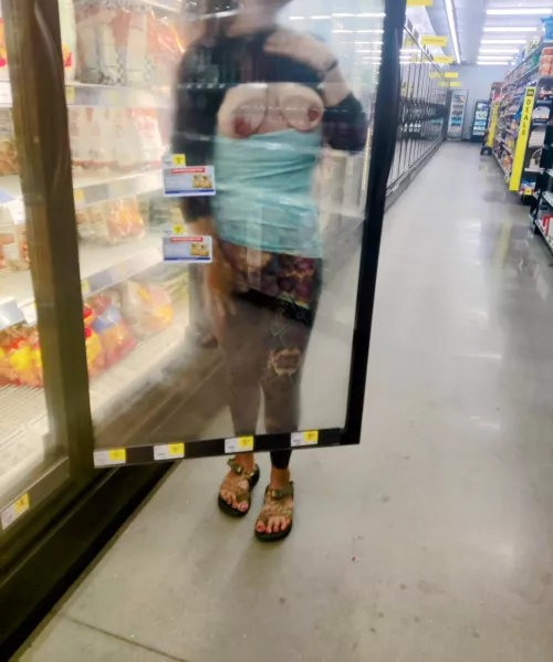 Through the French fry glass😂🍟