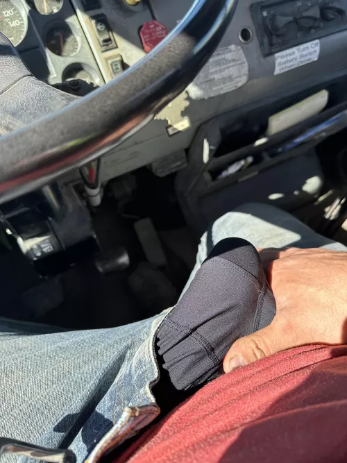 Can’t focus with the hot girl on site. Too bad she has no idea 