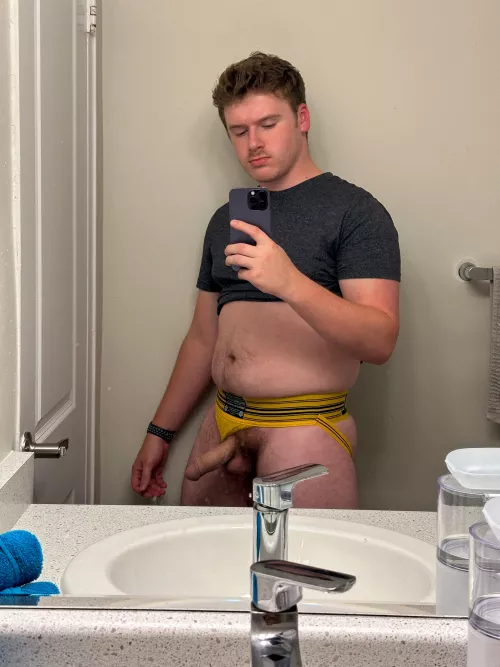 Very happy with my body, I like having hair and a lil bit of belly and ass 🤭 [26]