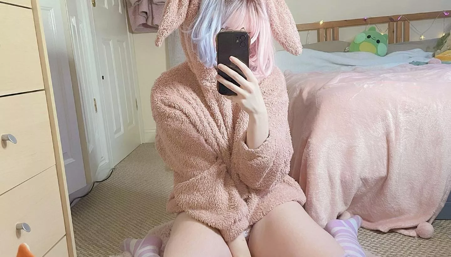 All I want to do today is cuddle with Daddy but he's not here :(