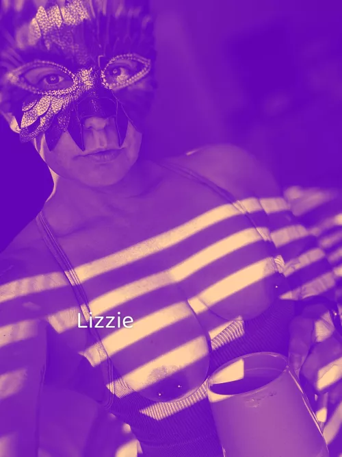 Been wanting a mask, and my hubby bought me this beauty. I'm sure you've been dying to see what's above the chest! 😘🔮