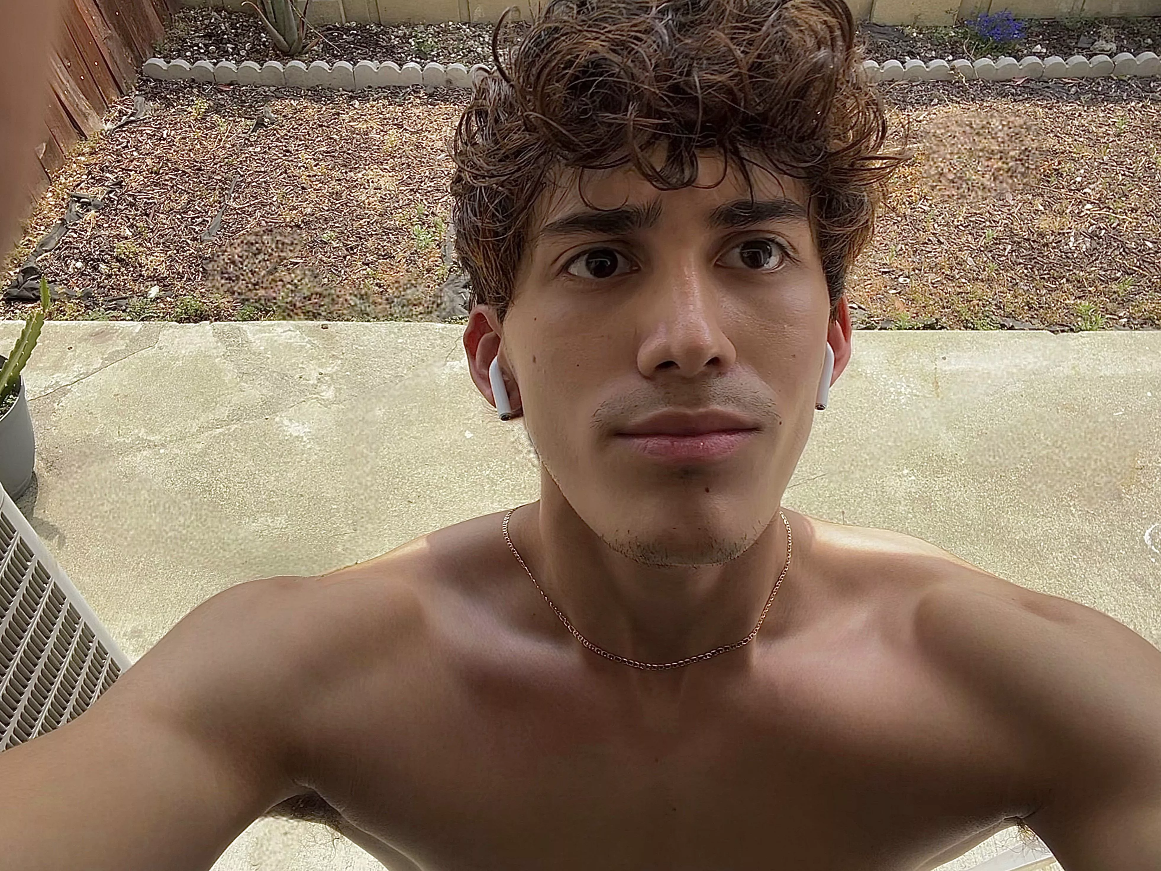 Do people still post selfies on ig? I may wanna post this but I feel like it’s all candid pics now, I need some feedback from the gays! lol 