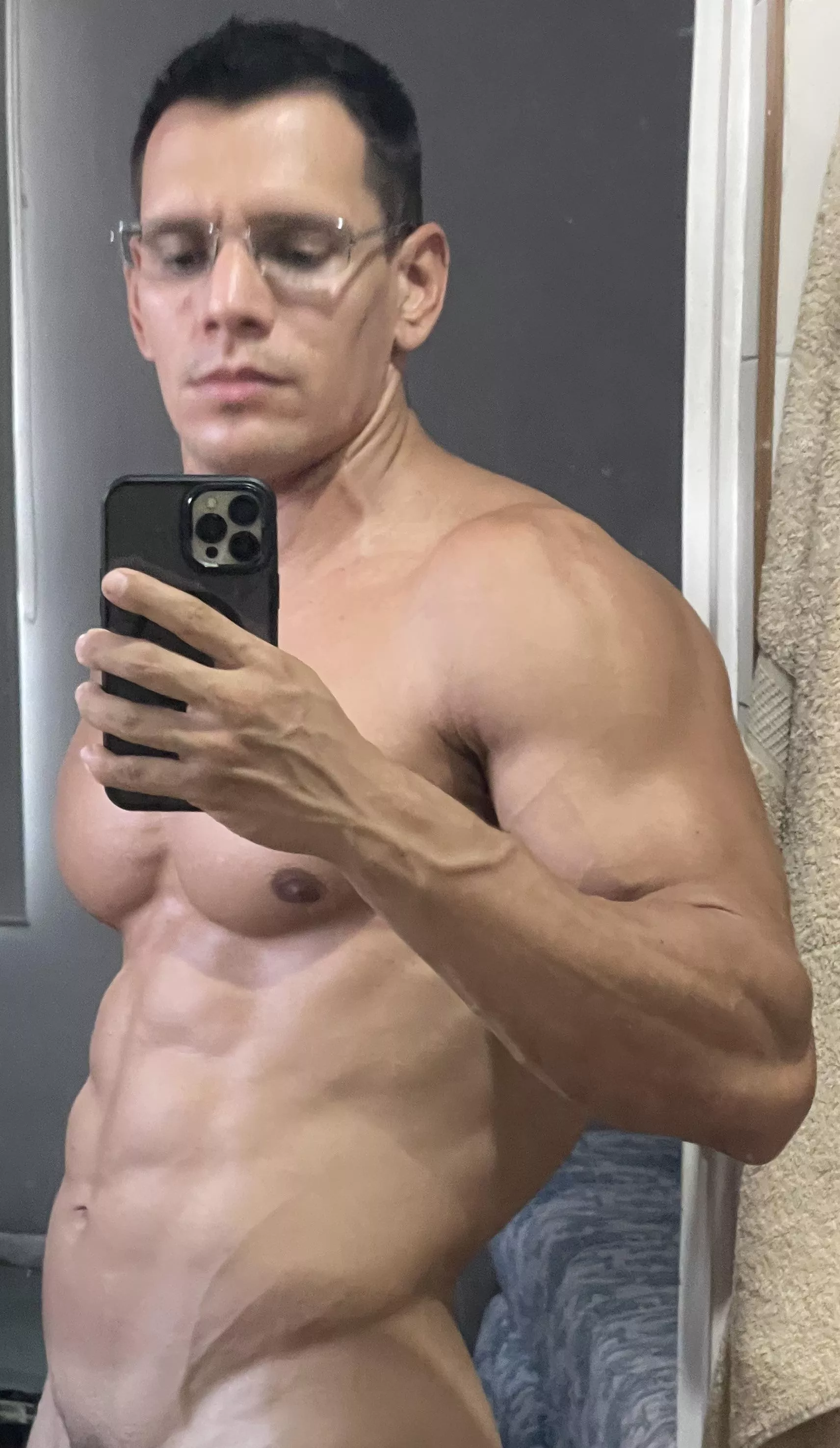 Do you like my veiny V 🤓🍫