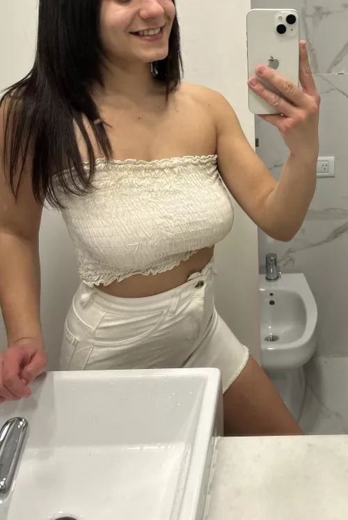 Hmm kinda like this outfit, it's giving cute vibes