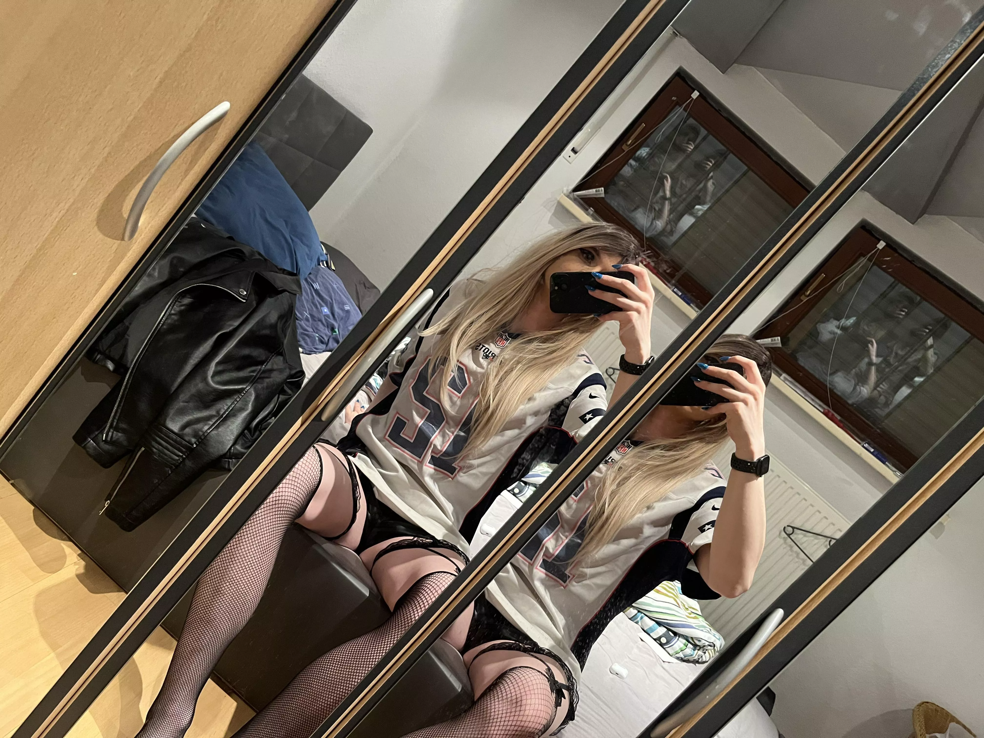 Who wants to watch some football with me?🏈