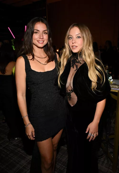 Ana de Armas & Sydney Sweeney.