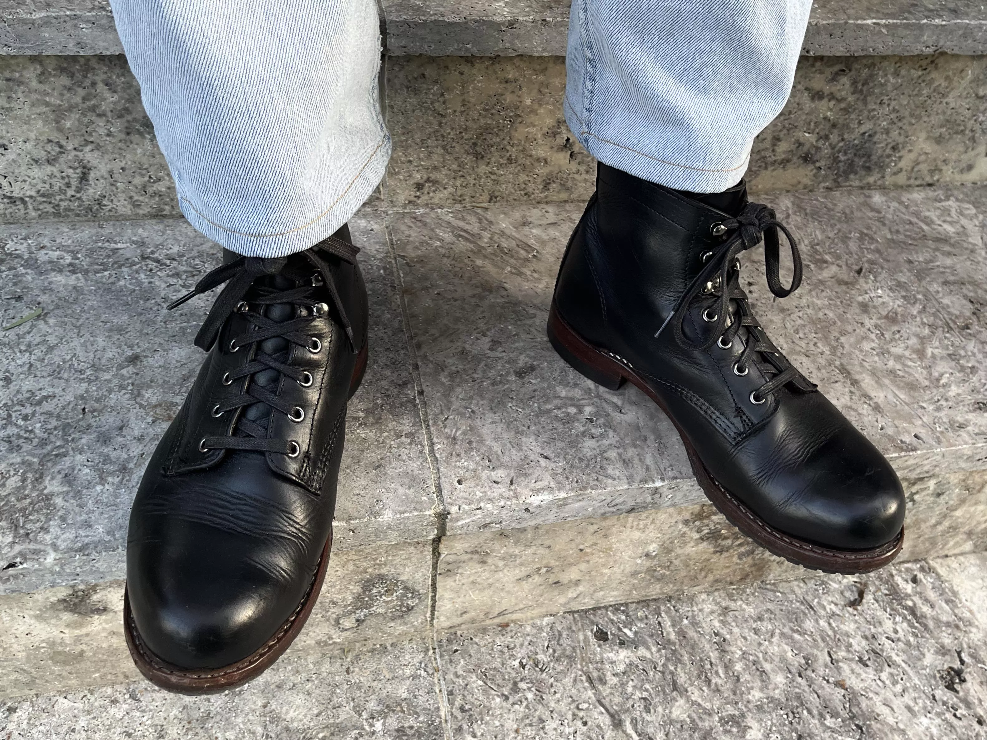 Black boots will forever be my favourite 🖤 my Wolverine 1000 Mile