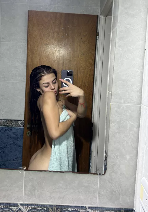 Fresh out the shower, need a tongue between my ass rn