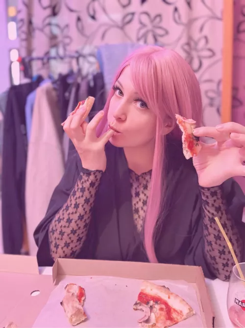 Get me another pizza right away.