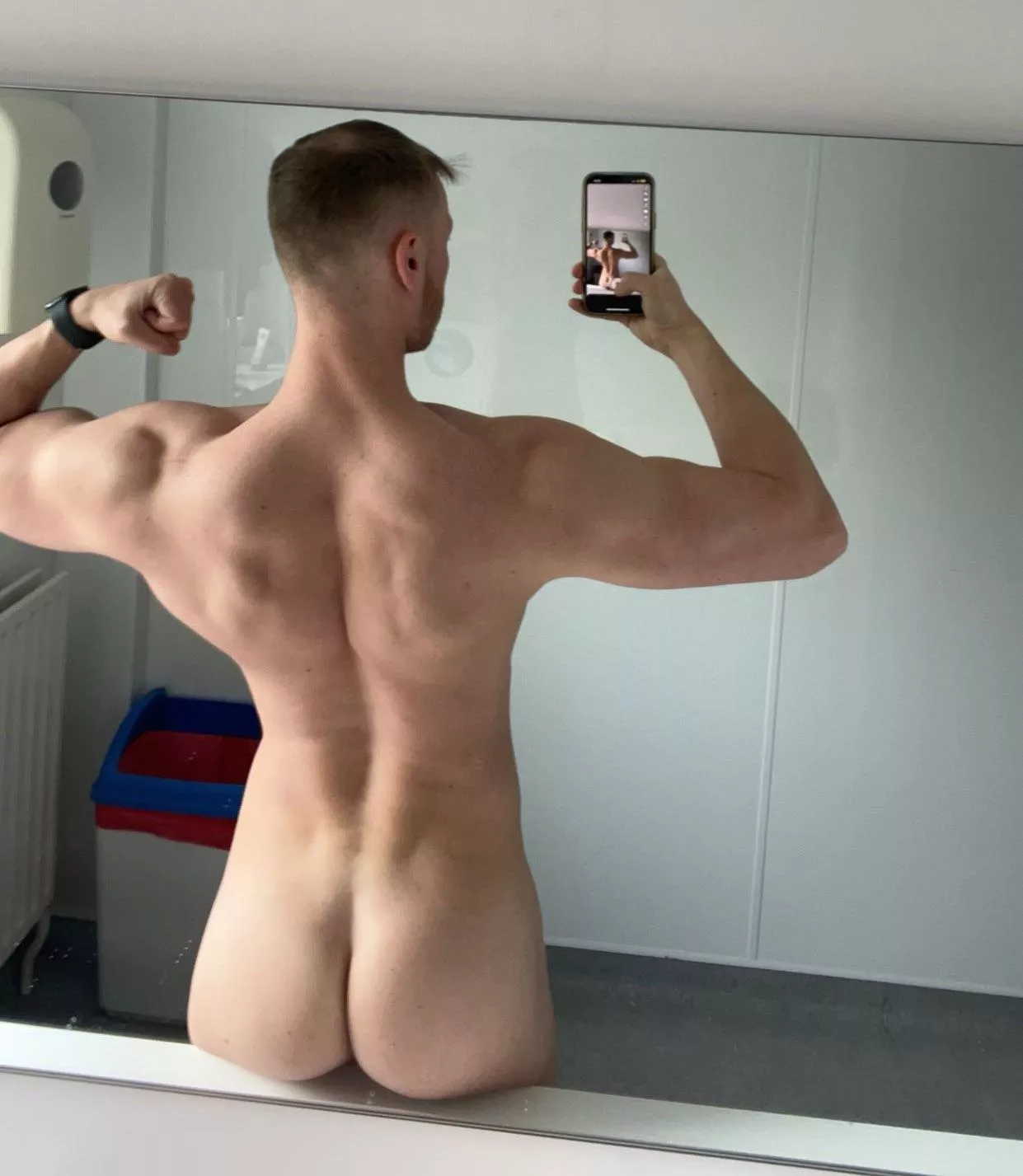 He squats and rows too 😜