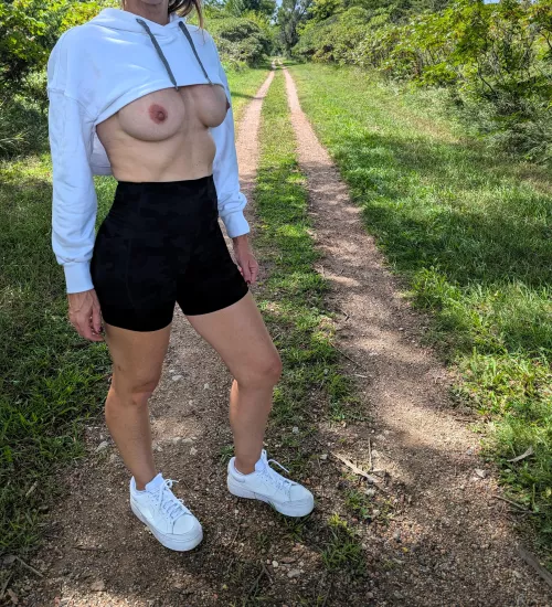 [IMG] Cropped sweatshirt on the trail