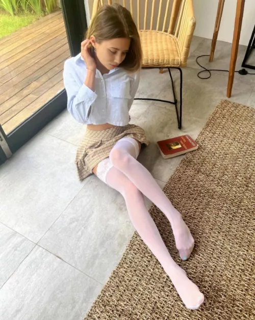 My toes are so appetizing in this tight nylons, care to give them a suck 