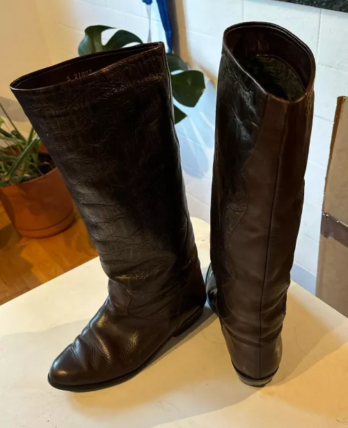 What brand are these? Thrifted them 