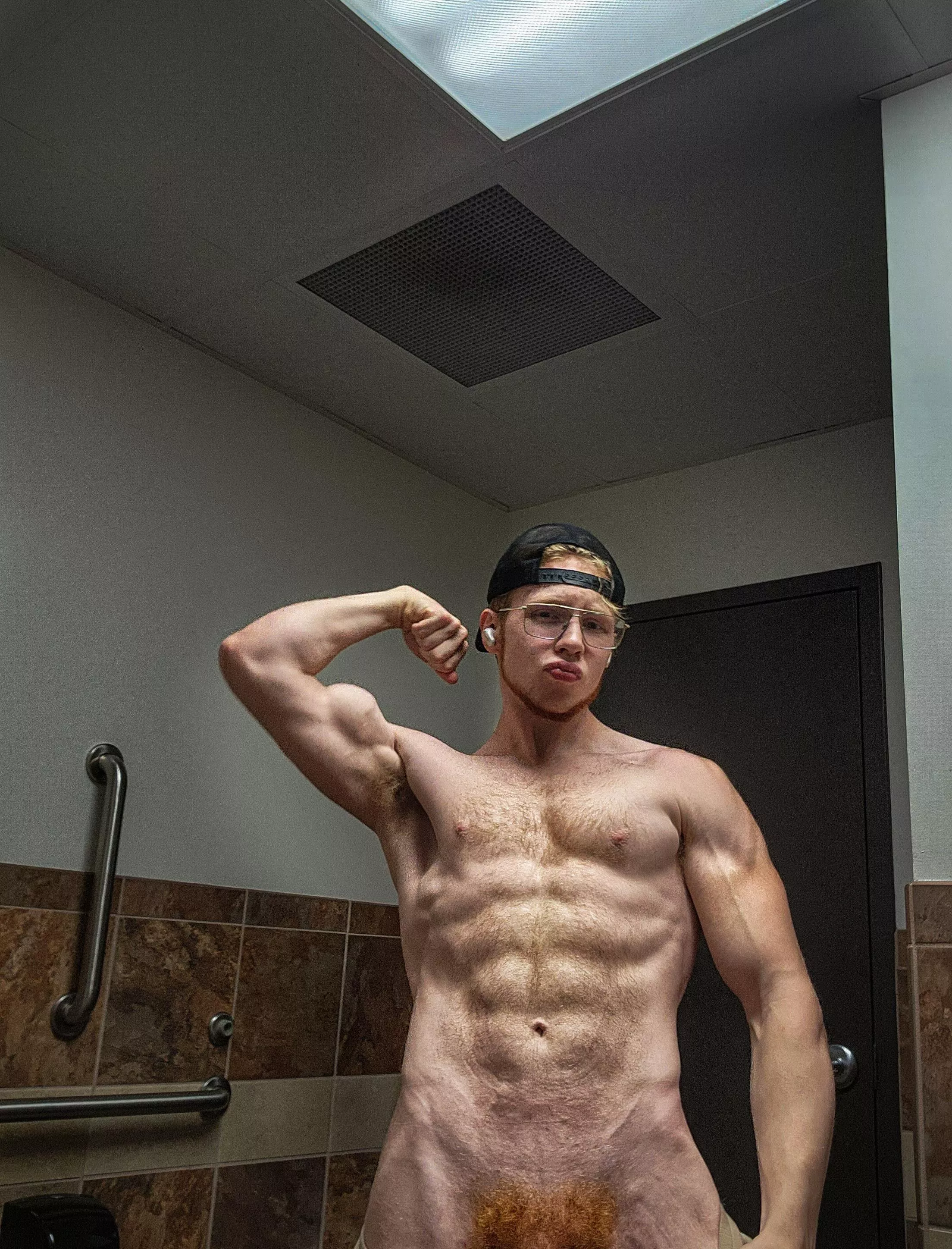 Worked out for 3 hours straight, now all I want is to dominate a hole. 