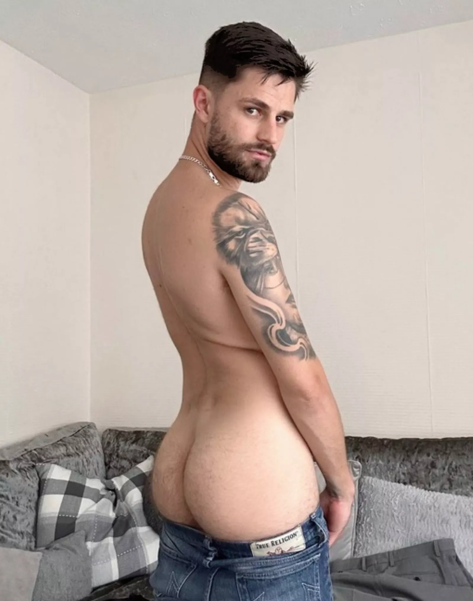 Been working on my squats......my ass has never felt this big 😉