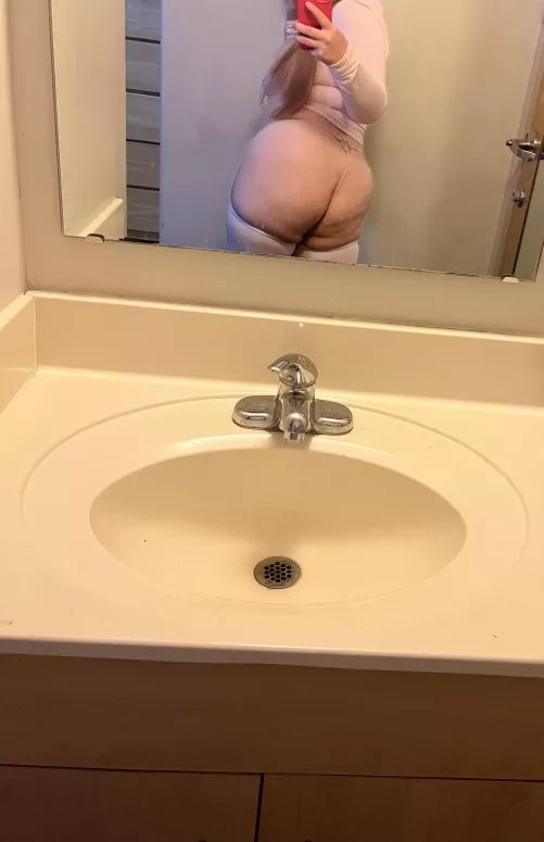 Booty pics in the mirror 