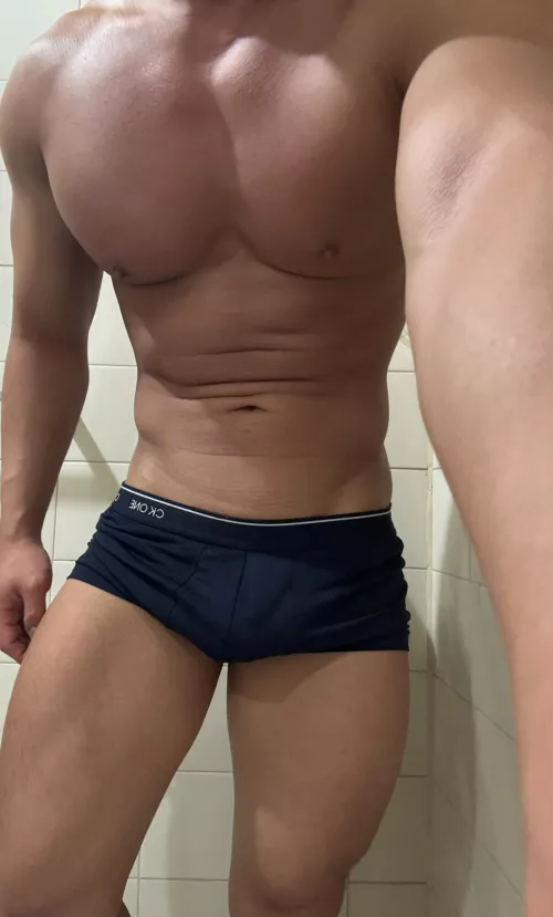 come join me in the gym’s shower room, now. 