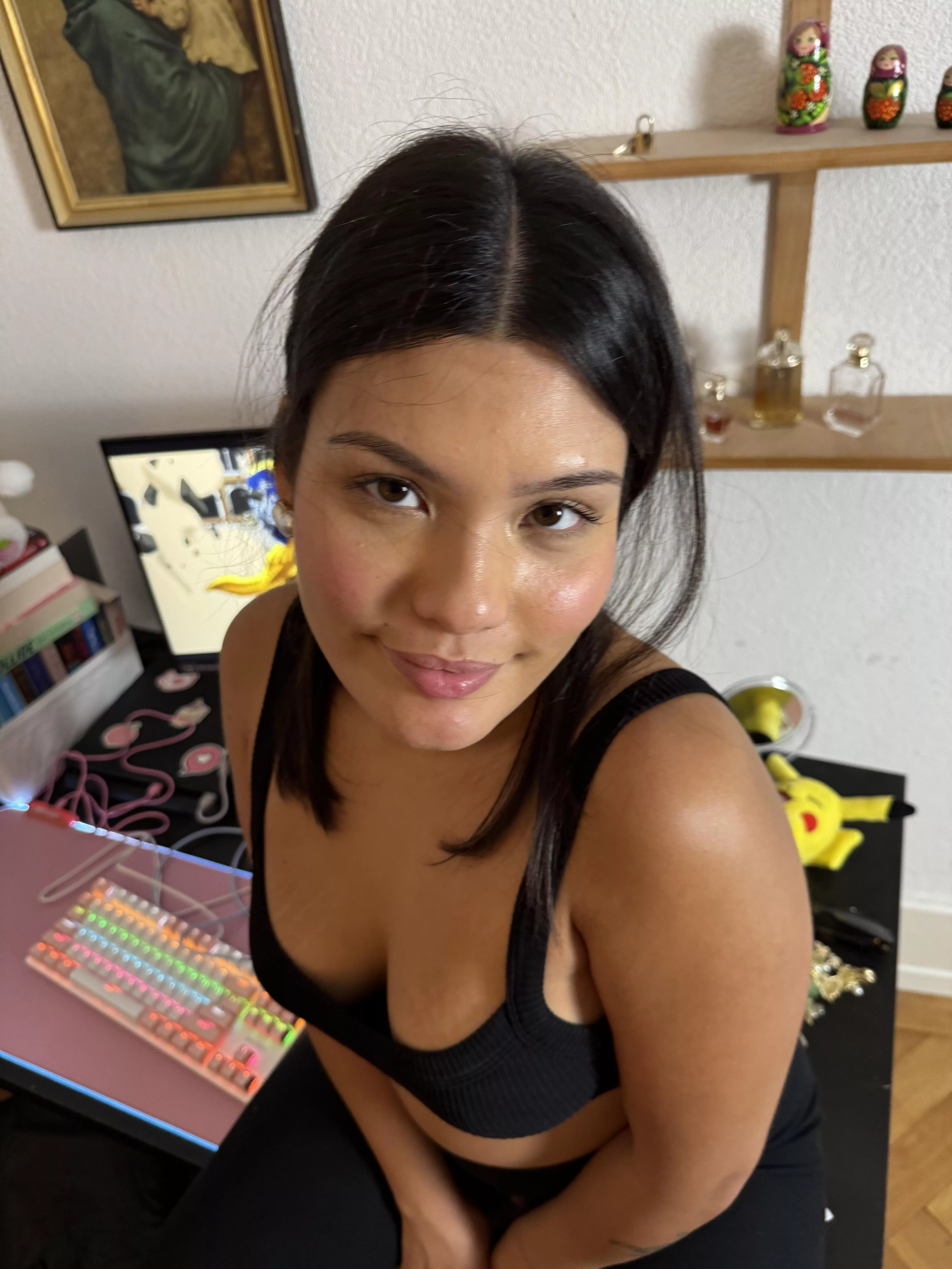 do u like a 19 yo babe in a sports bra?❤️