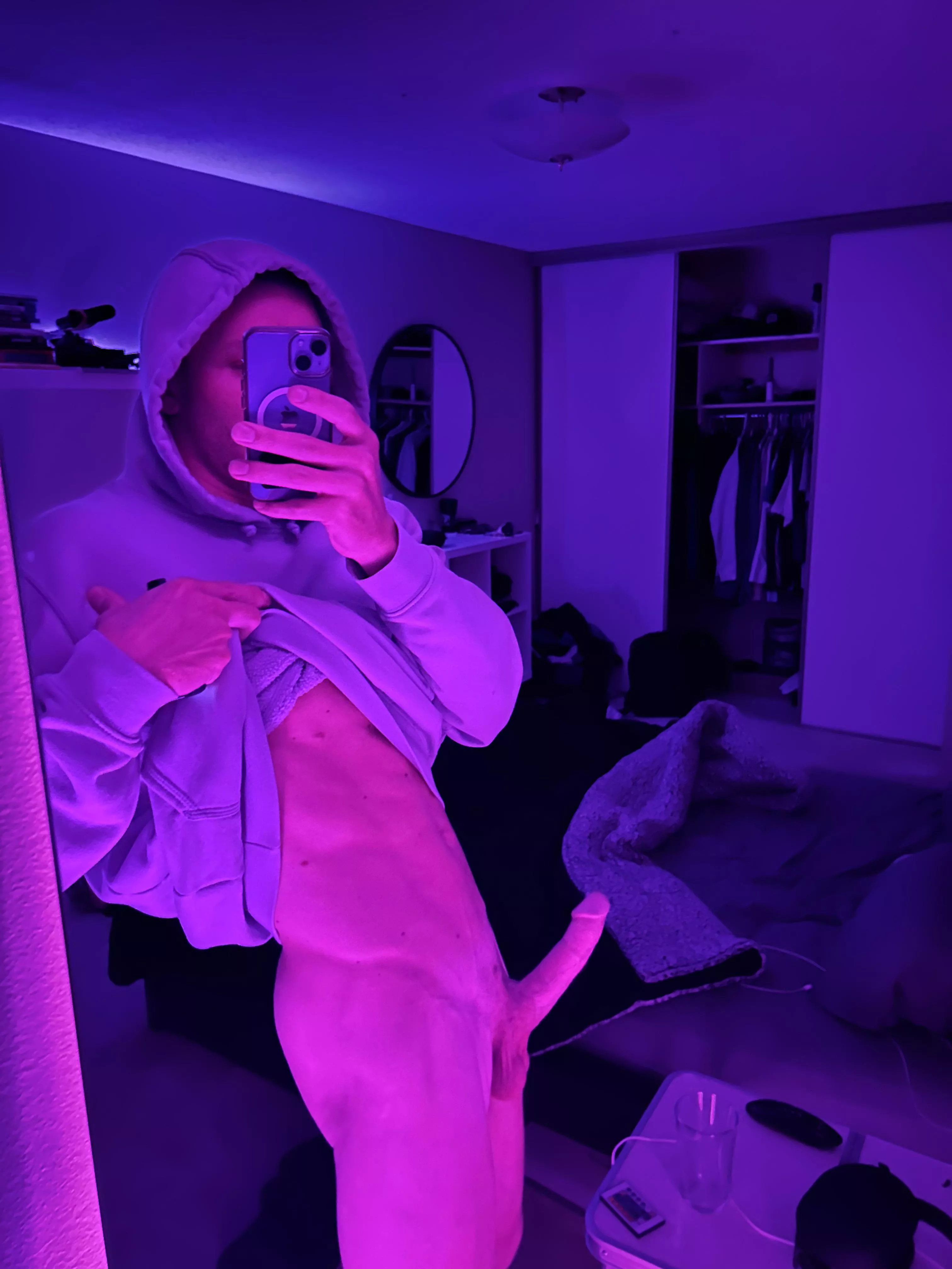 My penis is pointing you toward the bed 🛌 