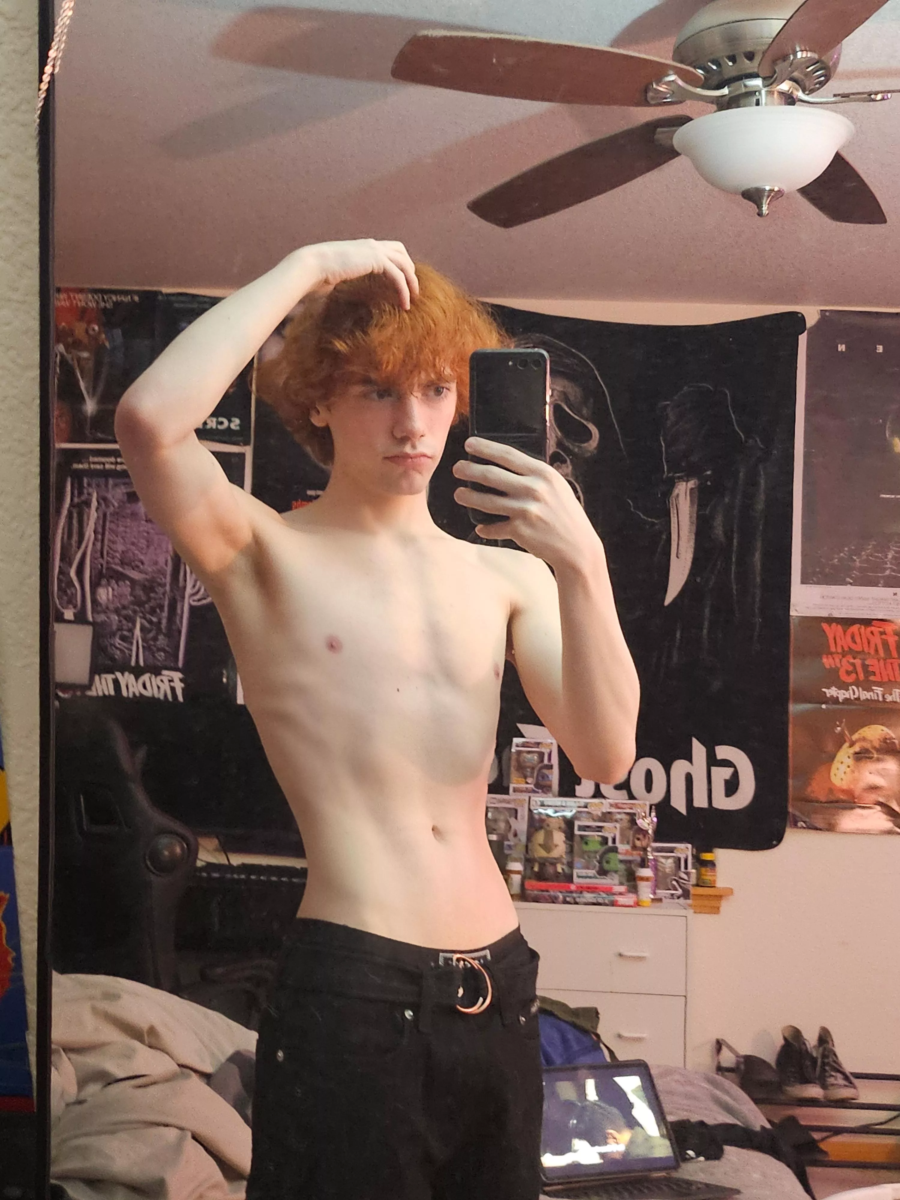 sorry im not naked... do I still look good tho 🫣🫣