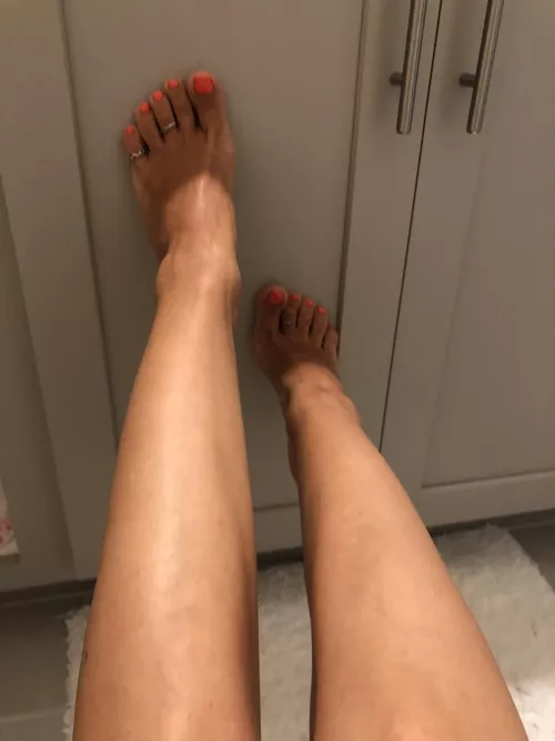 Still in the summer edition, with orange polish on my nails and of course my feet