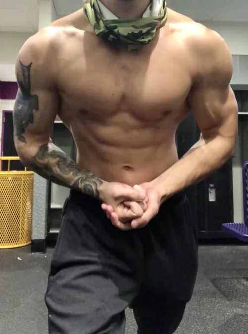 [23] Hitting the gym in my service uniform 😈💪🏽