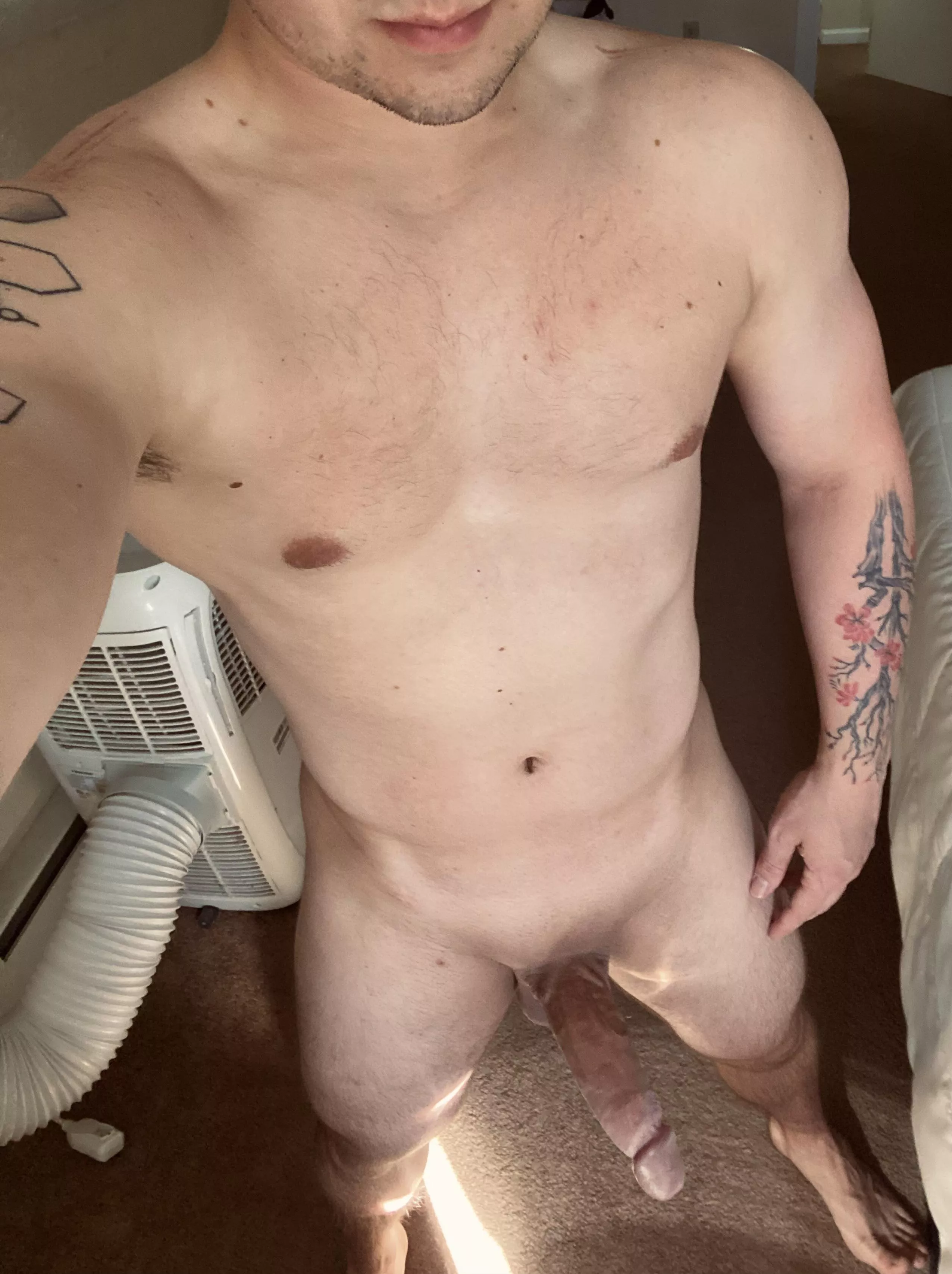 [28] Just a horny man that needs sucked 🥵