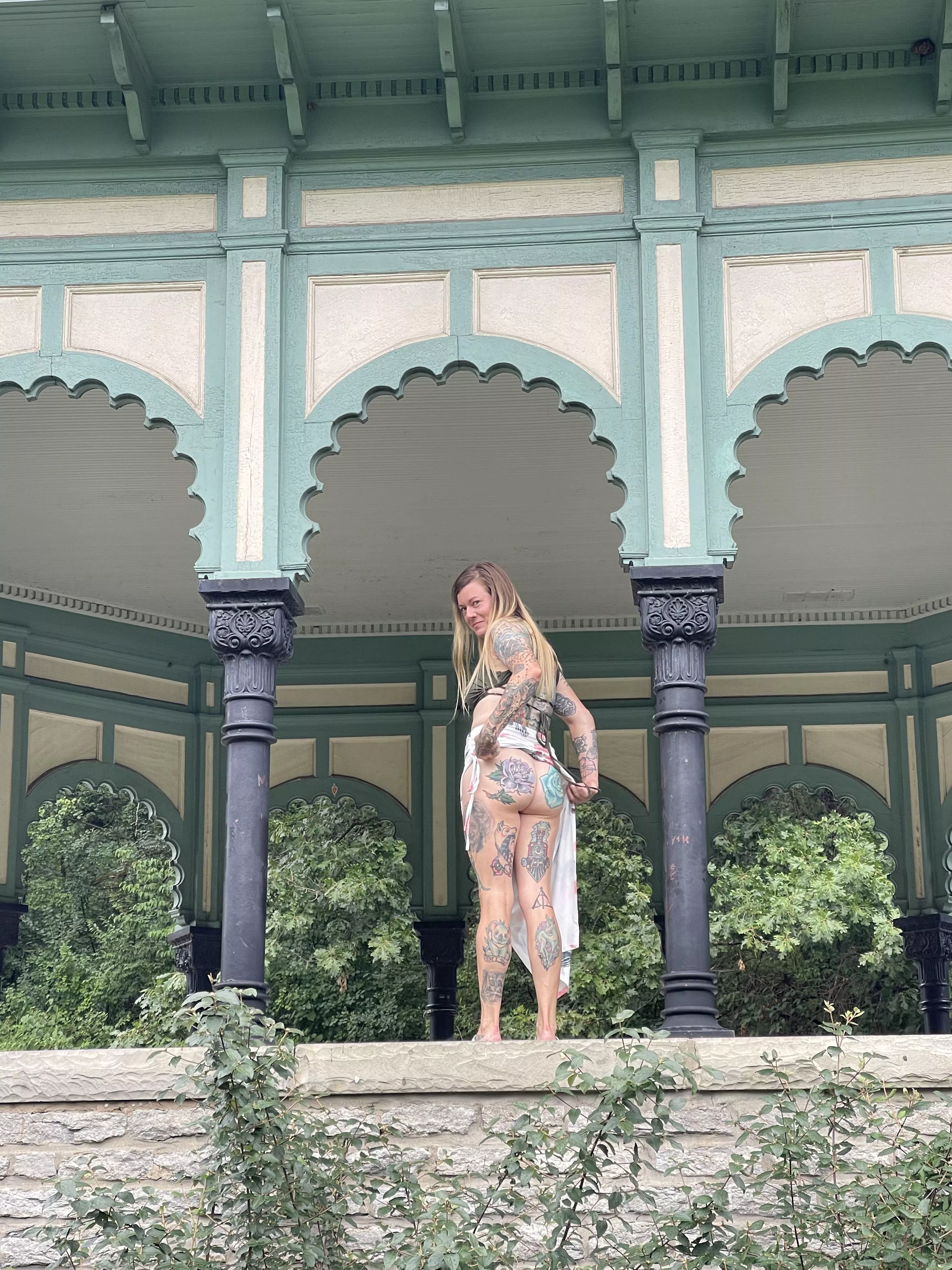 I can't help but let the booty out